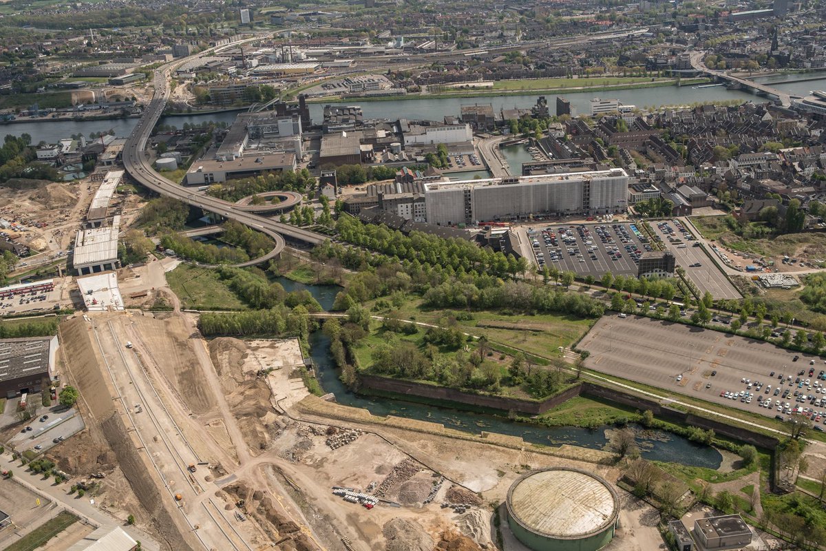 viamaastricht's tweet photo. https://t.co/FnFQVtITPF

Het schiet heel erg op met de nieuwe aanlanding #Noorderbrug #Maastricht

foto:  ©Aron Nijs https://t.co/hg0Z7UFyyY