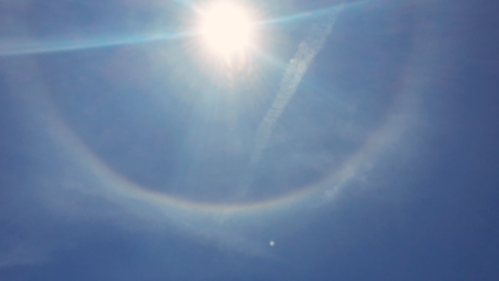 RPascalle's tweet photo. Kadootje van moeder natuur! #aureool #halo #zon #kristal #licht #opvakantie @mooieluchten @hetweerdanweer https://t.co/swyK9RYttP