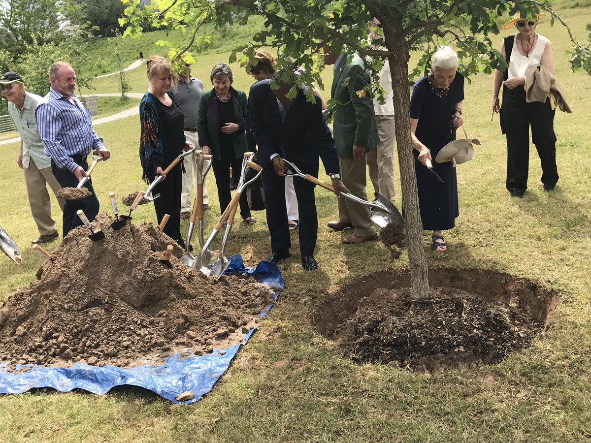 SylvesterTurner's tweet photo. This grove will forever honor #TerryHershey's legacy and impact on improving parks and green spaces in #Houston. Thank you, Terry. 🌳🌲 https://t.co/XEk6p1FMbC