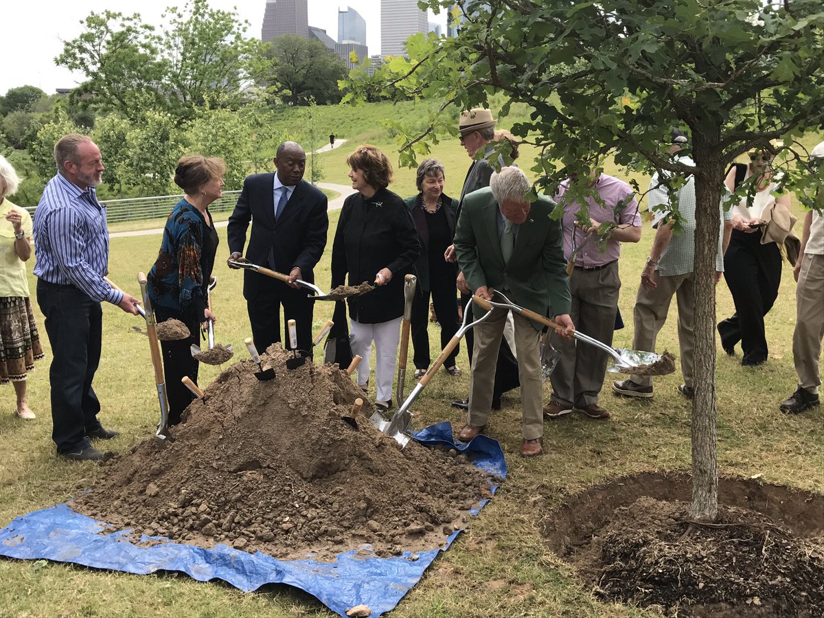 SylvesterTurner's tweet photo. This grove will forever honor #TerryHershey's legacy and impact on improving parks and green spaces in #Houston. Thank you, Terry. 🌳🌲 https://t.co/XEk6p1FMbC