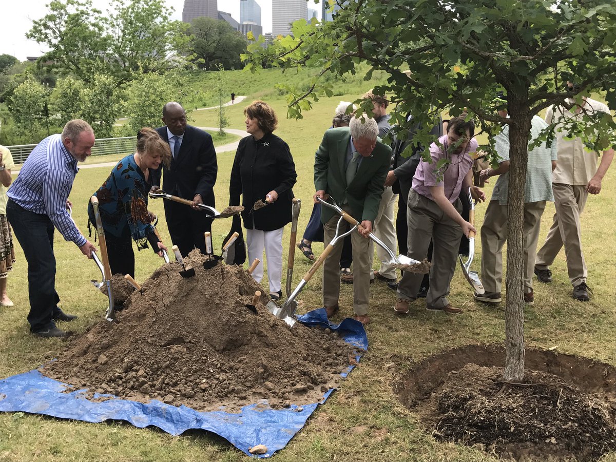 SylvesterTurner's tweet photo. This grove will forever honor #TerryHershey's legacy and impact on improving parks and green spaces in #Houston. Thank you, Terry. 🌳🌲 https://t.co/XEk6p1FMbC