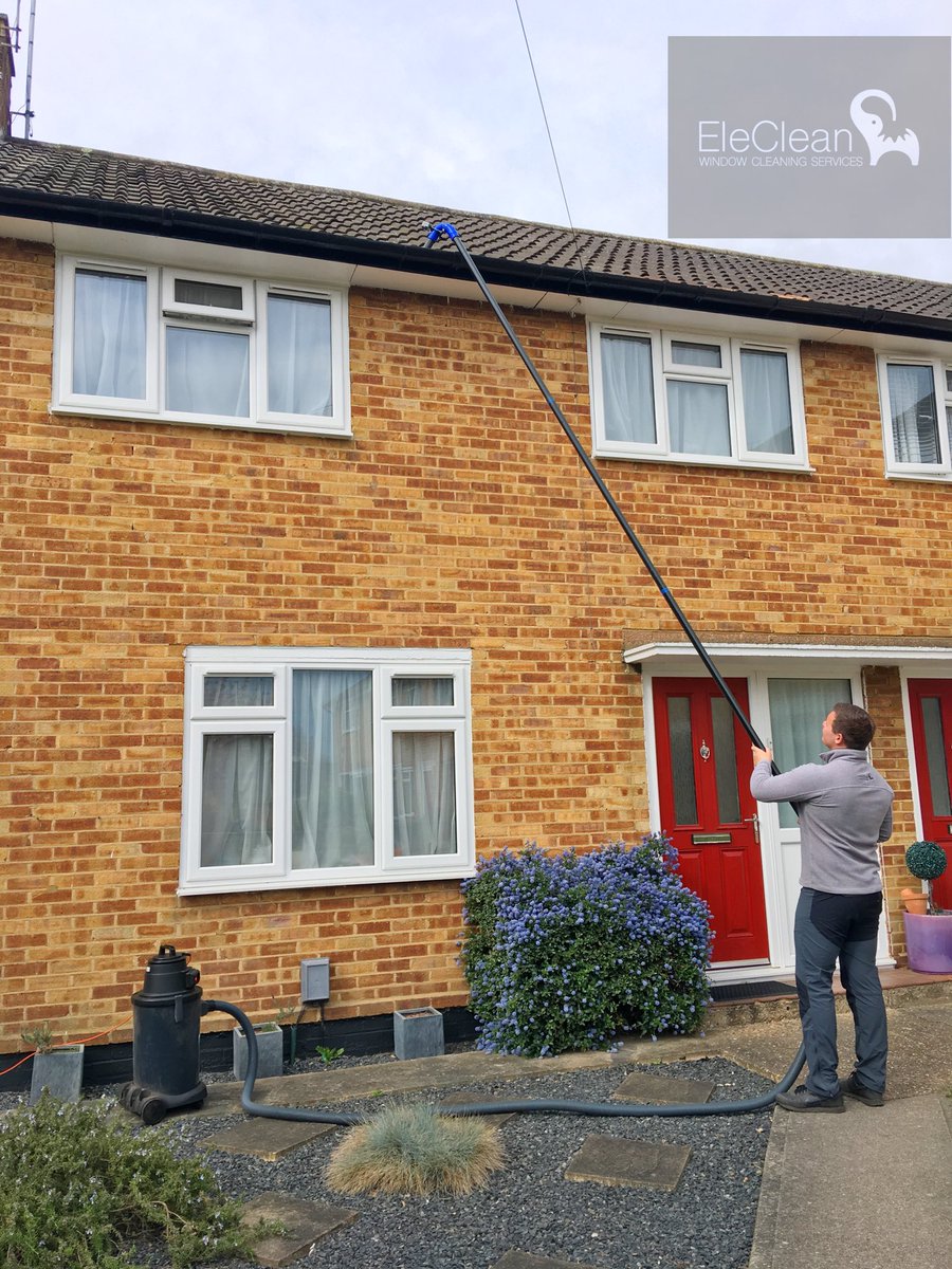 Ele_Clean's tweet photo. One of yesterday's gutter cleans in action! 
https://t.co/9Zs5kcZD5D https://t.co/6gmKWnXmw3