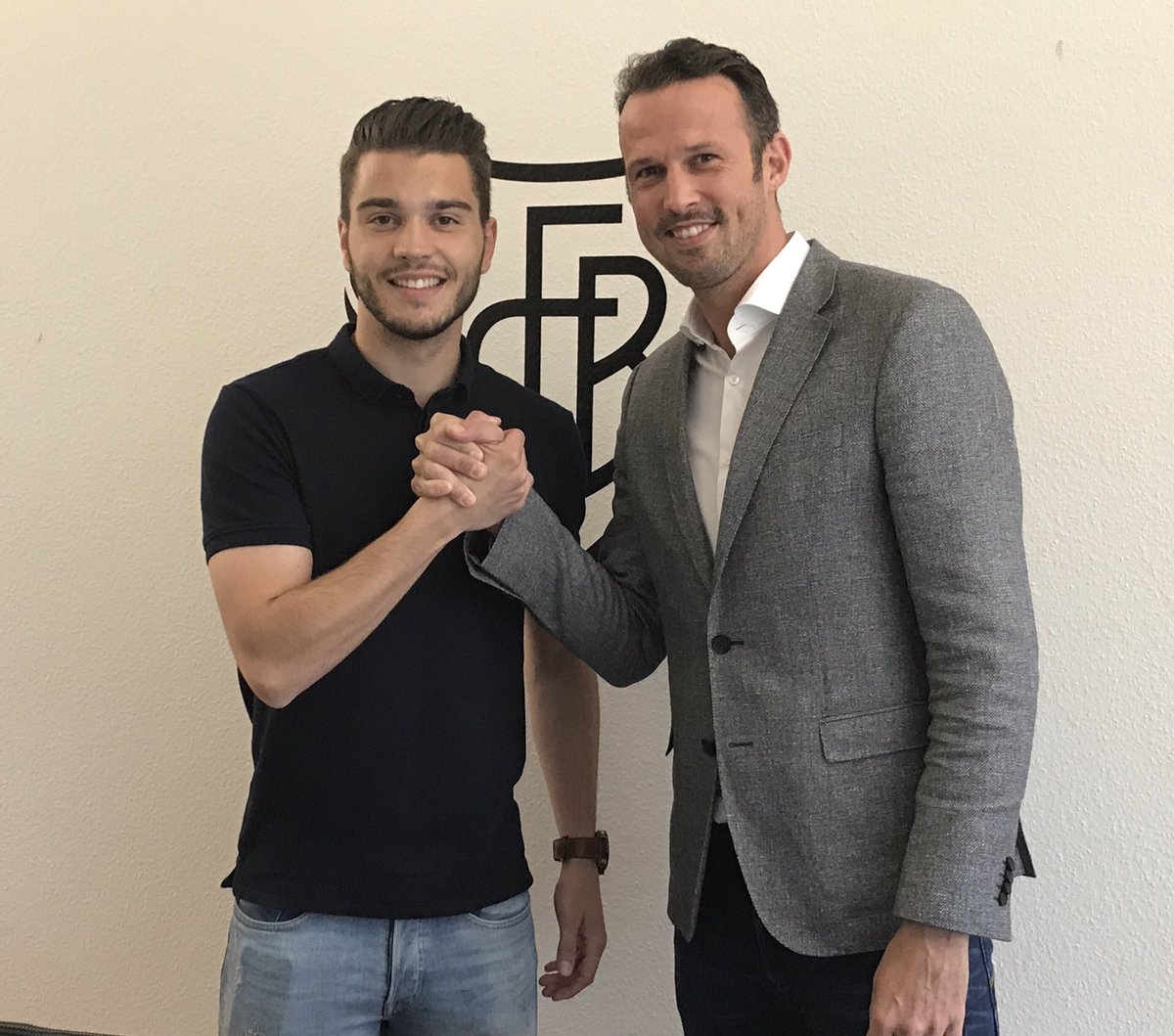 Pedro Pacheco unterschreibt einen Profivertrag beim FCB! Alle Infos auf fcb.ch: fcb.ch/de-CH/News/201…
#FCBasel #rotblaulive