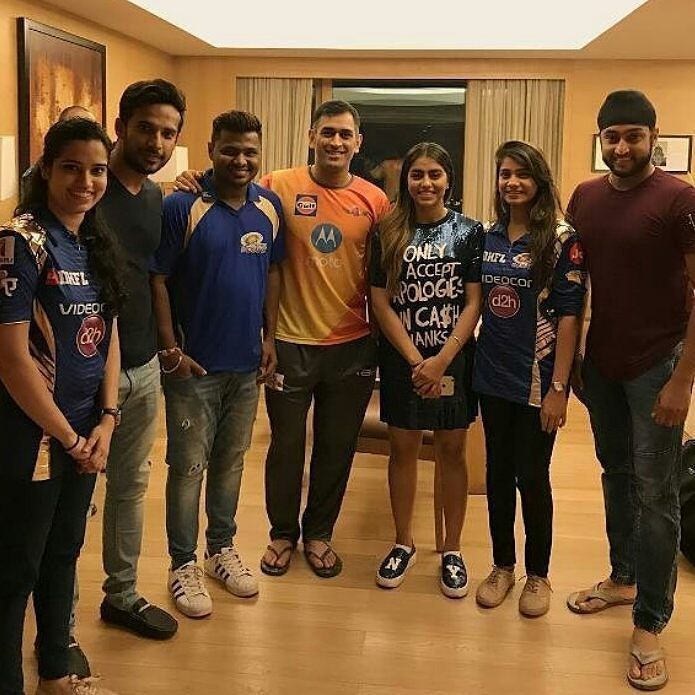 PoojaGour121's tweet photo. @mahi7781 with some lucky fans 😍😍😍😍😍 https://t.co/lWXMUn7dZN https://t.co/k0O99orP5Z
