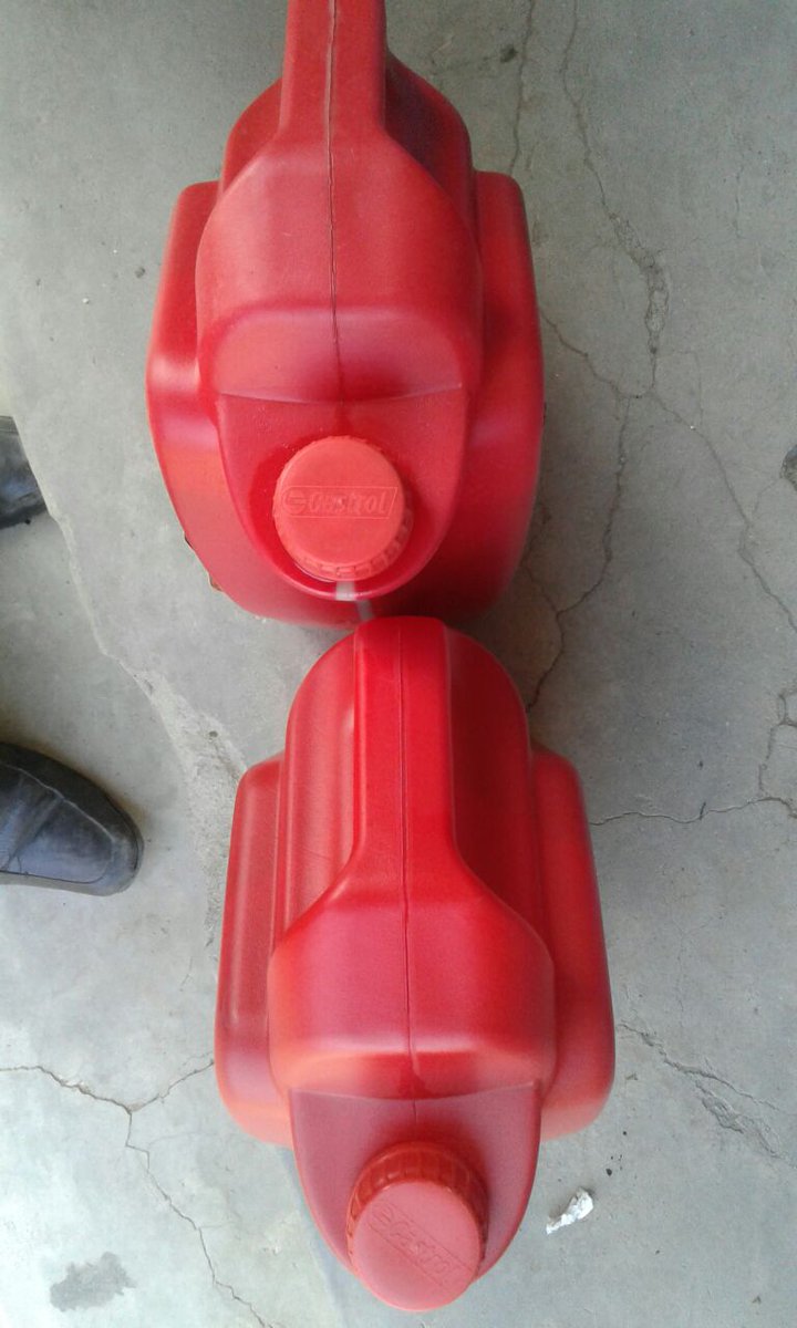 IPR_EastAfrica's tweet photo. Left: Fake Oil, Right: Original
#Counterfeit oil products found in Tanzania
@Yellow_BP @Brand_Protector @CastrolUK @Castrol @CastrolUSA https://t.co/vCgB3yFuHb