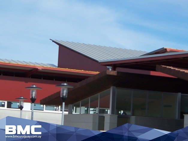 BmcUruguay's tweet photo. Los paneles sándwich conservan su capacidad durante años, asegurando el valor inmobiliario de la casa a largo plazo. https://t.co/8sax3O2So1
