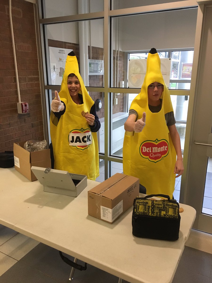 BeaumontTVDSB's tweet photo. #8BClassof2017 selling cookies to raise funds for their year end trip. #bananassellingcookies #lockespride https://t.co/FQhZFhKbzD