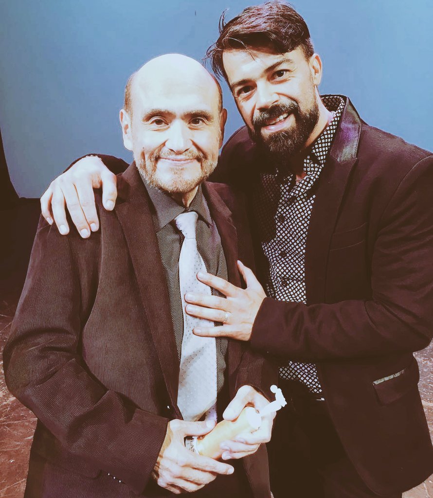 Hermoso encuentro con <a href="/edgarvivar7/">edgar vivar </a> <a href="/EdgarVivarWorld/">Edgar Vivar World</a> en la entrega de los #PremiosTabla 2017 gran ceremonia #gracias <a href="/elsubeybajatwit/">elsubeybaja</a>
