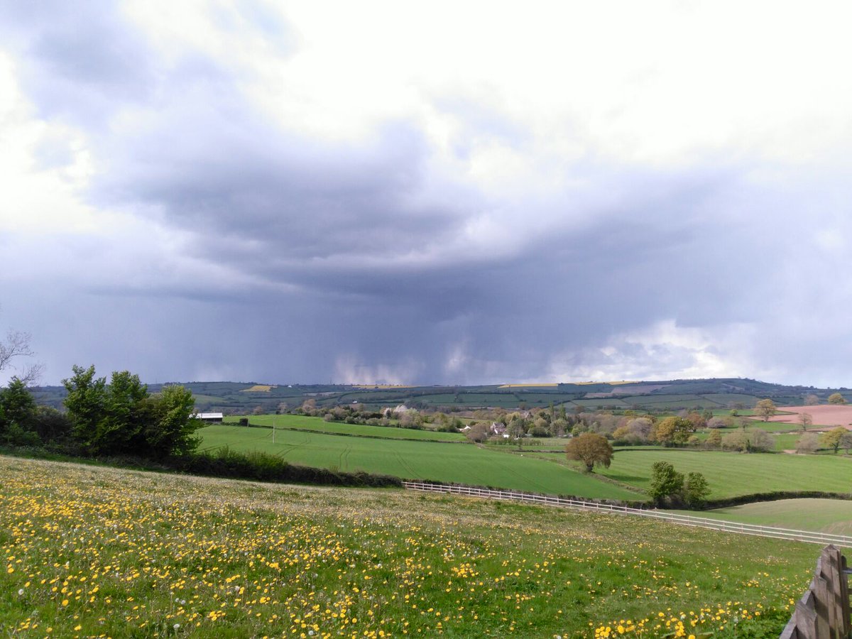 ponychewvalley's tweet photo. Dramatic skies over Dundry #EnglishWeatherProblems #SouthWest https://t.co/NmBxAgyXgM