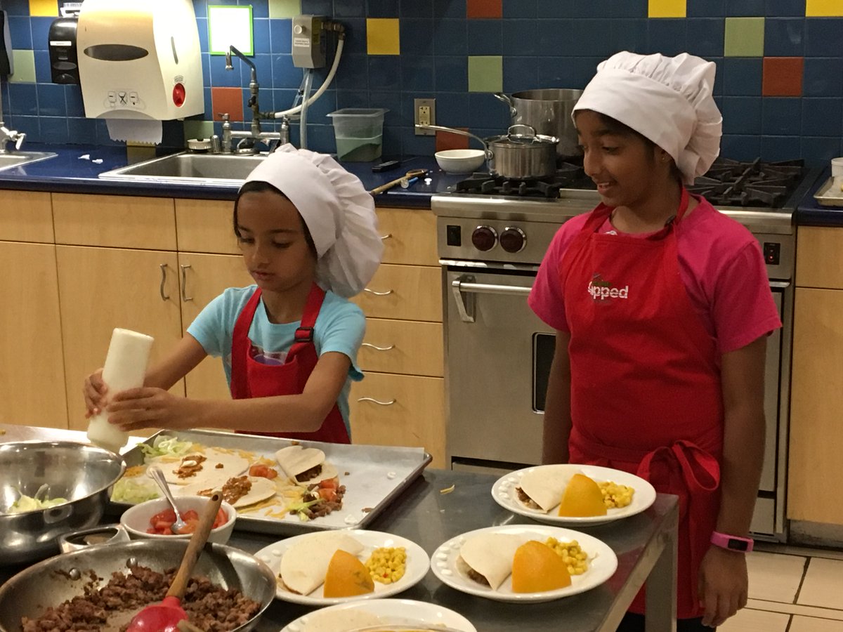 DuvalSchools's tweet photo. Five teams of DCPS elementary student chefs are competing to see who will be the @duvalbrainfood Chopped Champion! 🍴 https://t.co/5HoW8LHaIc