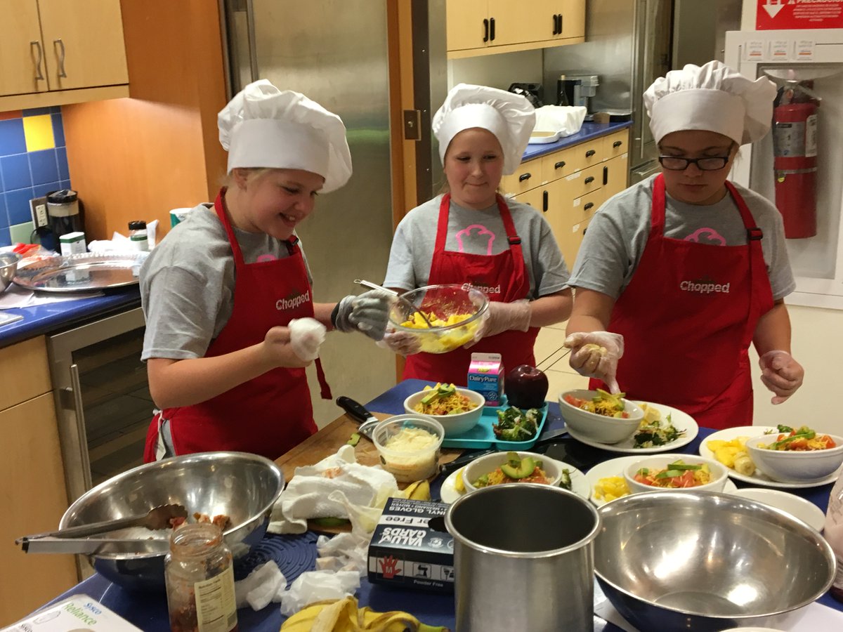 DuvalSchools's tweet photo. Five teams of DCPS elementary student chefs are competing to see who will be the @duvalbrainfood Chopped Champion! 🍴 https://t.co/5HoW8LHaIc
