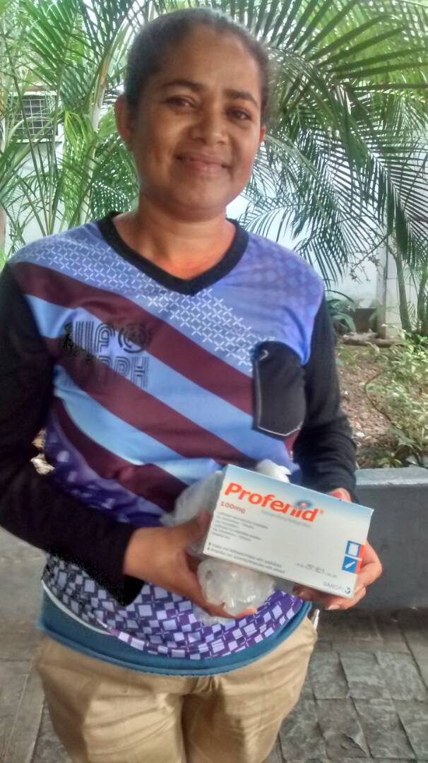 preparafamilia's tweet photo. Gracias a mercedes @jobotica por donar 9 ampollas de ketoprofeno a Maikol, aqui su mama recibiendo las ampollas https://t.co/FcPinxLWQz