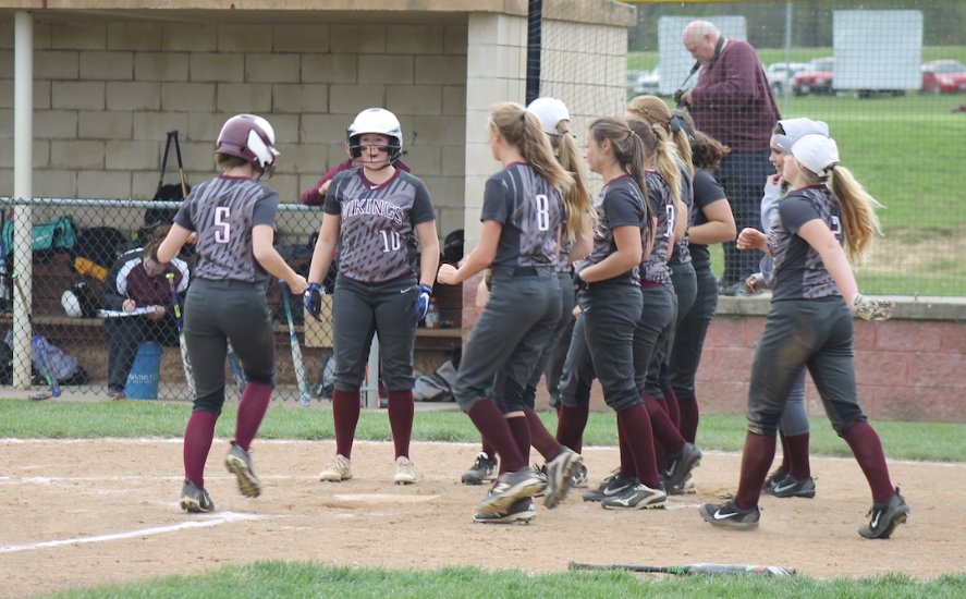 vintoncourier's tweet photo. When ya hit a home run and the whole squad meets you at home plate #dinger #byebyesoftball https://t.co/unQWJ8QK8o