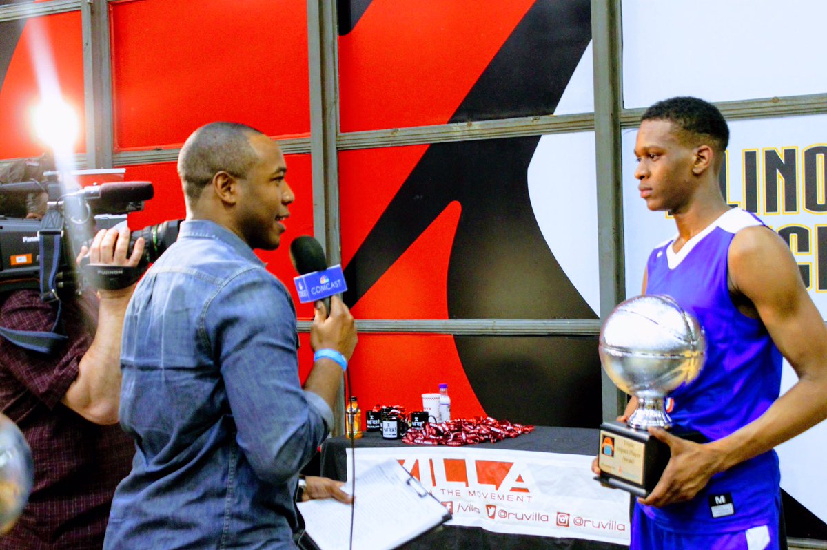 chihoopsclassic's tweet photo. Camron Smith(@camronsmith)Comcast CN100(@cn100sports) w/Triple Impact Award Recipient Teyvion Kirk #hoopsclassic2017 https://t.co/bF00n1MpUu
