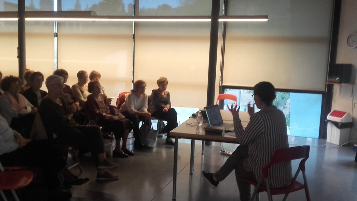 emblecat_info's tweet photo. @lfelizoliver en el #CentreCívic #FontdelaGuatlla impartiendo la charla sobre la representación de la histeria #literatura #fotografía #XIX https://t.co/zK8EuU3Bn0