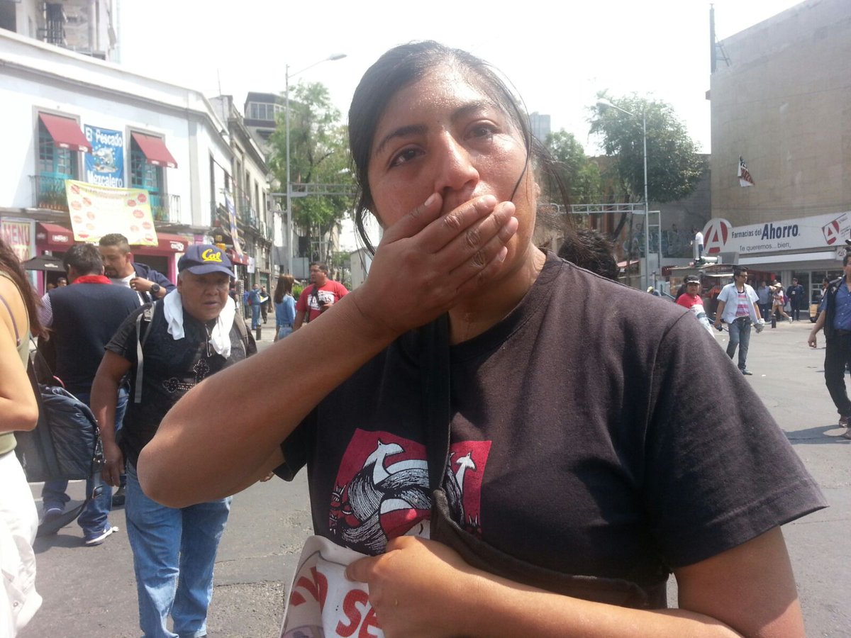LuchasDelPueblo's tweet photo. #Alerta .@SEGOB_mx está tirando gas lacrimógeno a los padres de #Ayotzinapa exigimos un alto a la represión de @EPN @CIDH https://t.co/NrF2bOrE5j