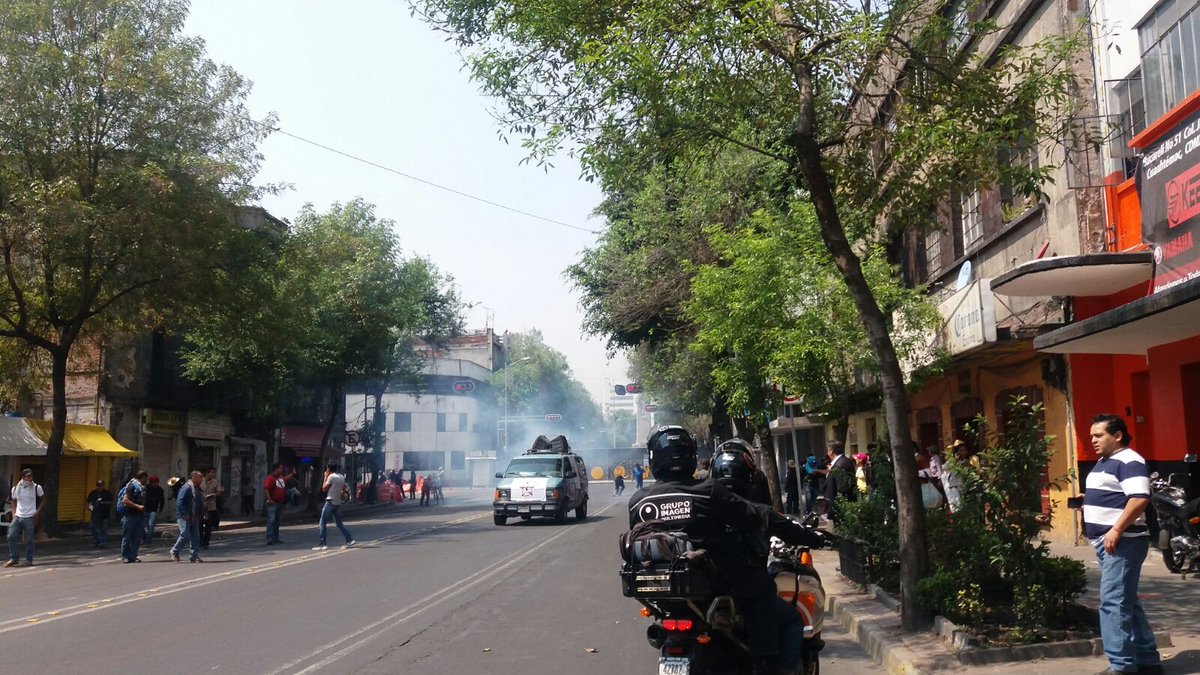LuchasDelPueblo's tweet photo. #Alerta .@SEGOB_mx está tirando gas lacrimógeno a los padres de #Ayotzinapa exigimos un alto a la represión de @EPN @CIDH https://t.co/NrF2bOrE5j