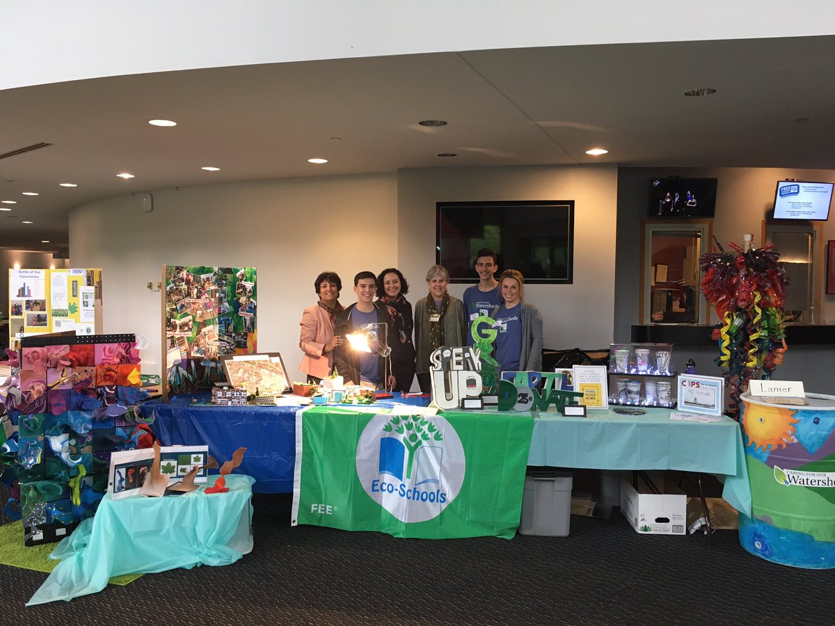 AlamFalam's tweet photo. #novaseas17 @DaliaPalchik at GMU environmental showcase @Lanier @fcpsGet2Green @fcpsnews @earthforce https://t.co/YmGO2z6k4Z