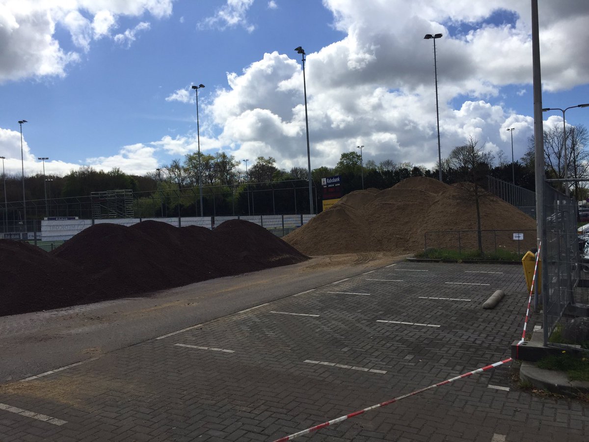 Vanwege tijdelijk depot zand en lava voor nieuw hoofdveld hockey is komende paar maanden parkeerplaats gedeeltelijk afgezet. 1/2