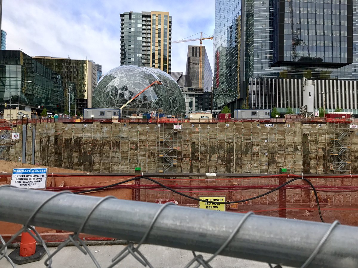 Visha1Gupta's tweet photo. Globes inching through the high rise @SeattleSpheres #amazonemployeecontest https://t.co/5fAuH8b5e7
