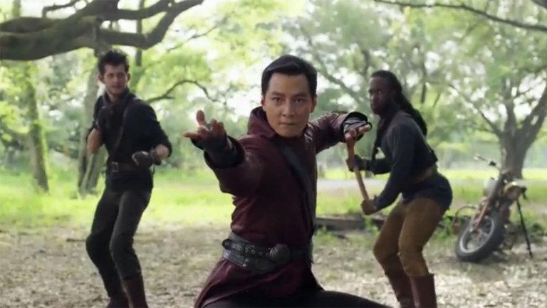 THR's tweet photo. 'Into the Badlands' Renewed for Supersized Season 3 at AMC https://t.co/GyTIukYHyx @TheRealAlGough https://t.co/Xf5Lsw3Naz