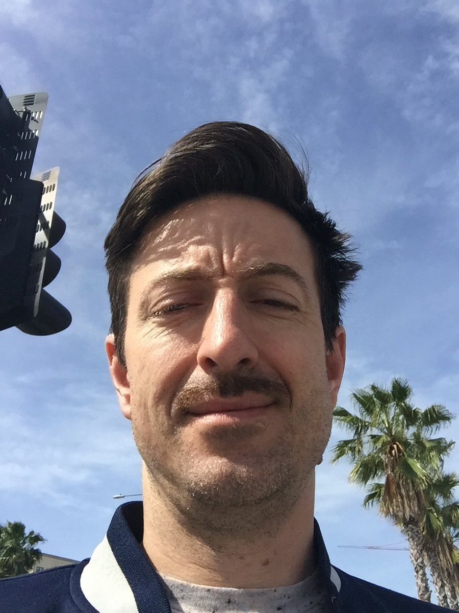 IAmKarlMarks's tweet photo. Everywhere else it's #walletkeysphone. In LA it's #walletkeysphonesunglasses https://t.co/k49IO8I1Gj