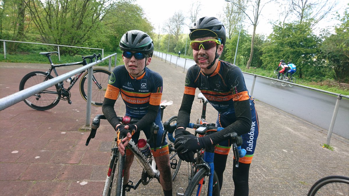 De dinsdagavondcompetitie bij de jeugd was koud en vies vandaag. Er werd desondanks een hoog tempo gereden. Hier de zwarte Tobias en Duuk.