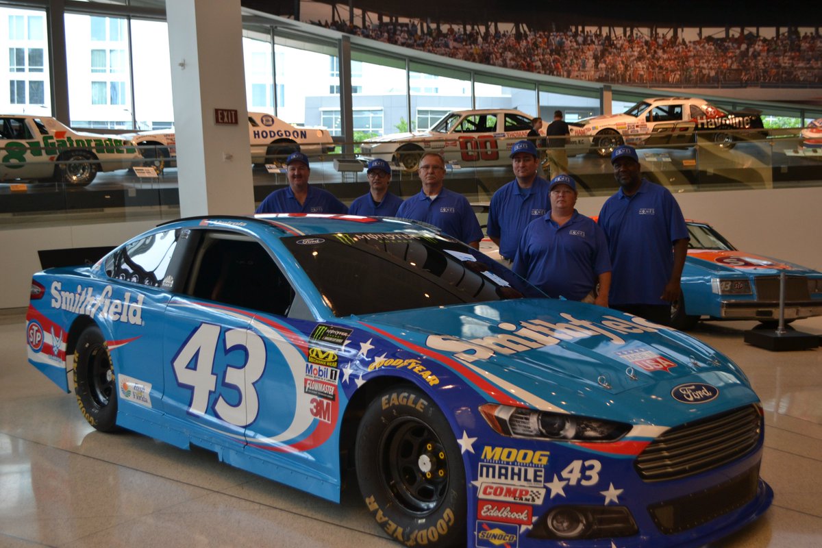 SmithfieldFoods's tweet photo. Today, our Helping Hungry Homes initiative joined forces with @RPMotorsports &amp; @NASCARHall to donate 250k lbs of protein to 6 NC food banks. https://t.co/ipFhv3rUtb