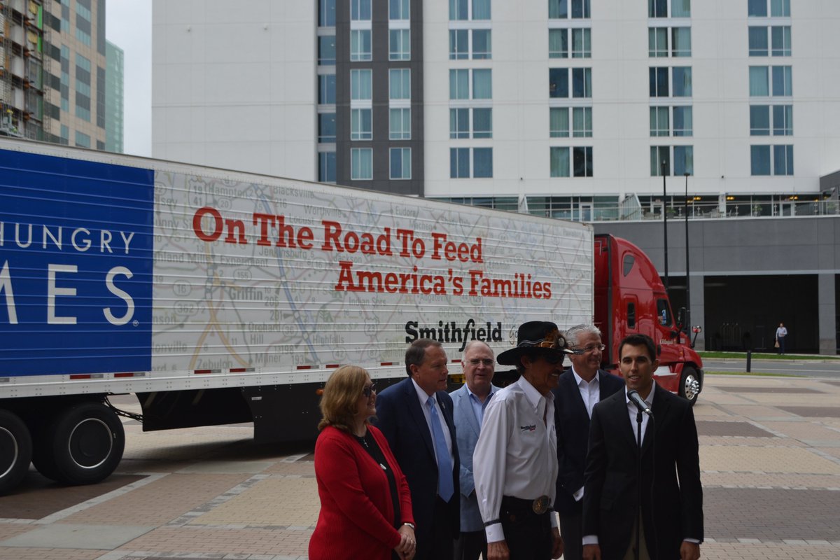 SmithfieldFoods's tweet photo. Today, our Helping Hungry Homes initiative joined forces with @RPMotorsports &amp; @NASCARHall to donate 250k lbs of protein to 6 NC food banks. https://t.co/ipFhv3rUtb