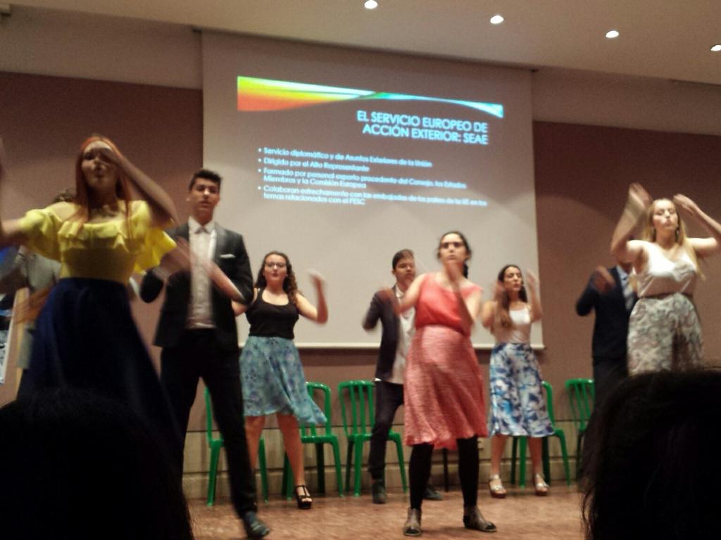 EuropeDirectUS's tweet photo. IES Pablo Ruiz Picasso de Chiclana (Cádiz) baila al ritmo de la #UE como actor en el escenario mundial #JACE2017 https://t.co/01VAXylpfp