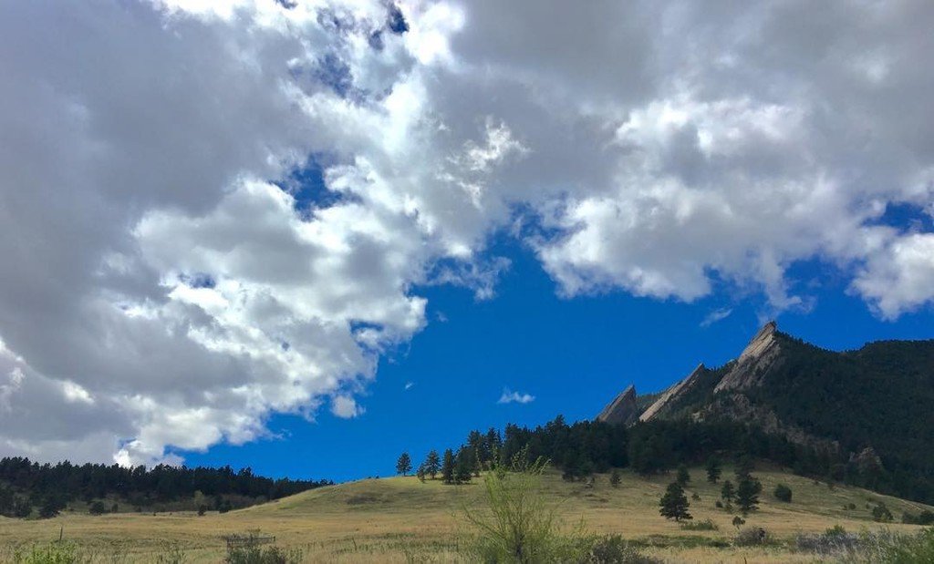 reynafoto's tweet photo. #flatirons https://t.co/Gi6kAttGNn