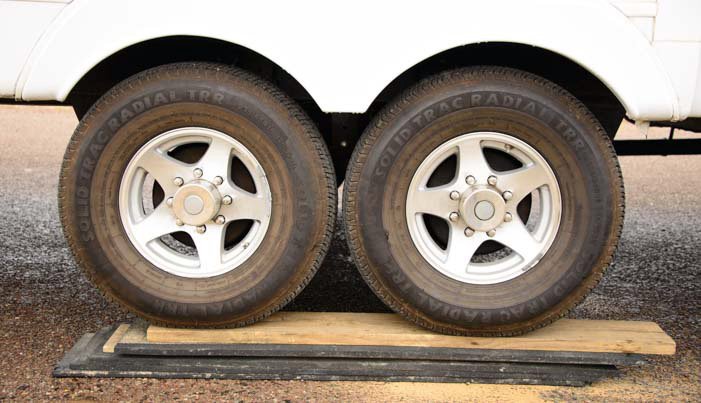 broadwatercamp's tweet photo. Here’s a simple application of boards when you are parking on uneven ground. Boards do come in handy! #campingtips #trailertips #rvtips https://t.co/RWJiTs0iJp