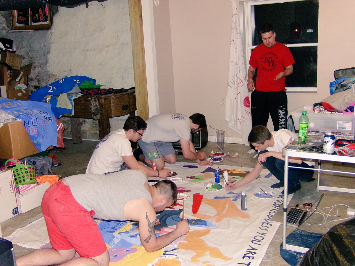 SAEBetaPhi's tweet photo. We got #1 in Banner yesterday during #GreekWeek17 - here's a pic of the guys working on it https://t.co/hmZXud9jg8