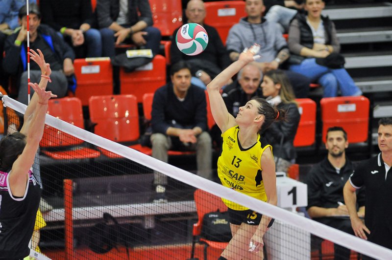 SAB_volley's tweet photo. #volAconleAquile #LEGSOV Ancora due immagini della splendida vittoria della SAB Grima su @volley_soverato! Foto Loris Marini https://t.co/1viHynE8Lk