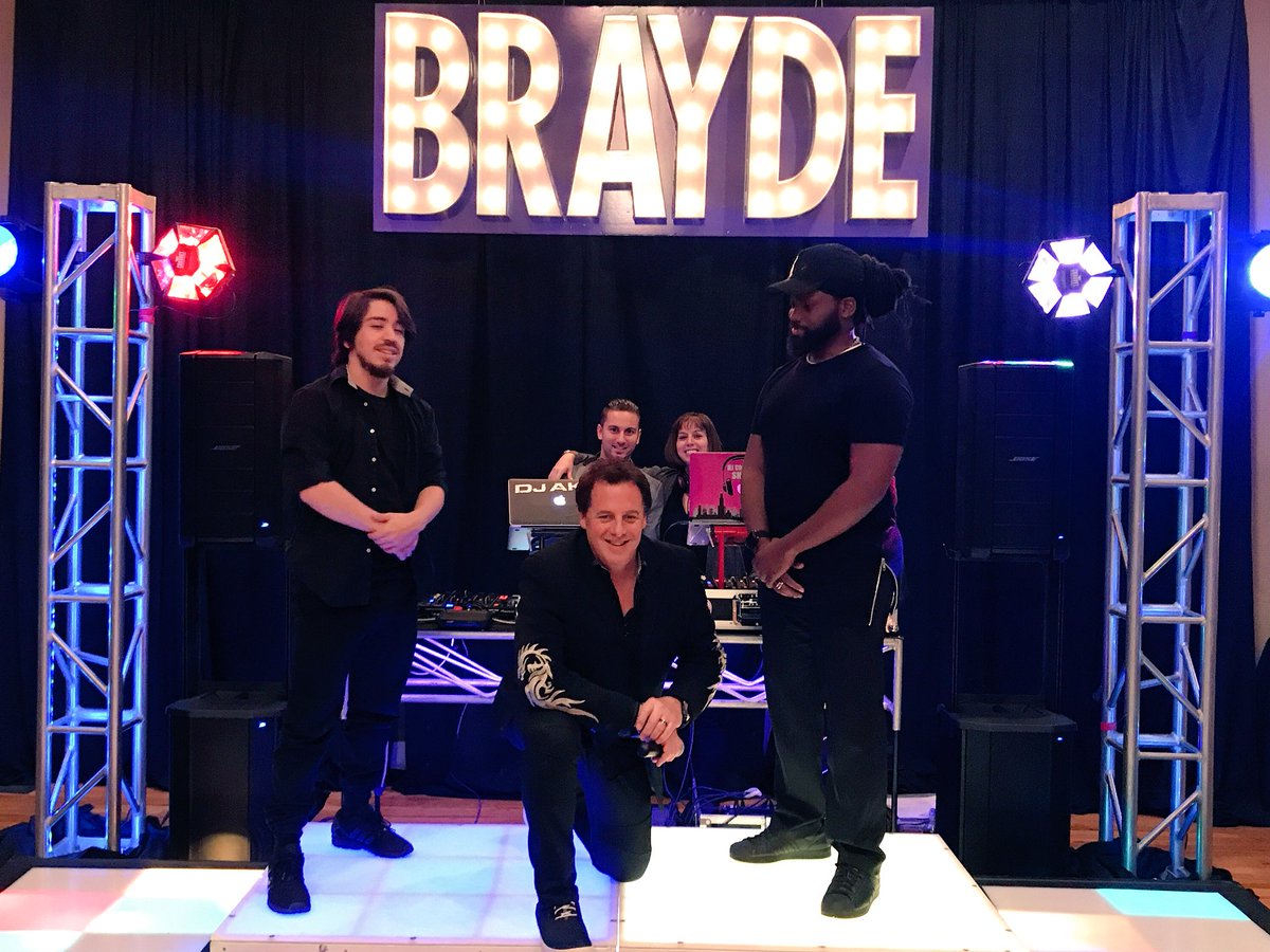 DISCJOC's tweet photo. @MobileMusic4u #rockin #mitzvah #batmitzvah #barmitzvah #Chicago #DJ #interactive #party #celebration #simcha #dance #dancers #entertainment https://t.co/ijHEfPw4MA
