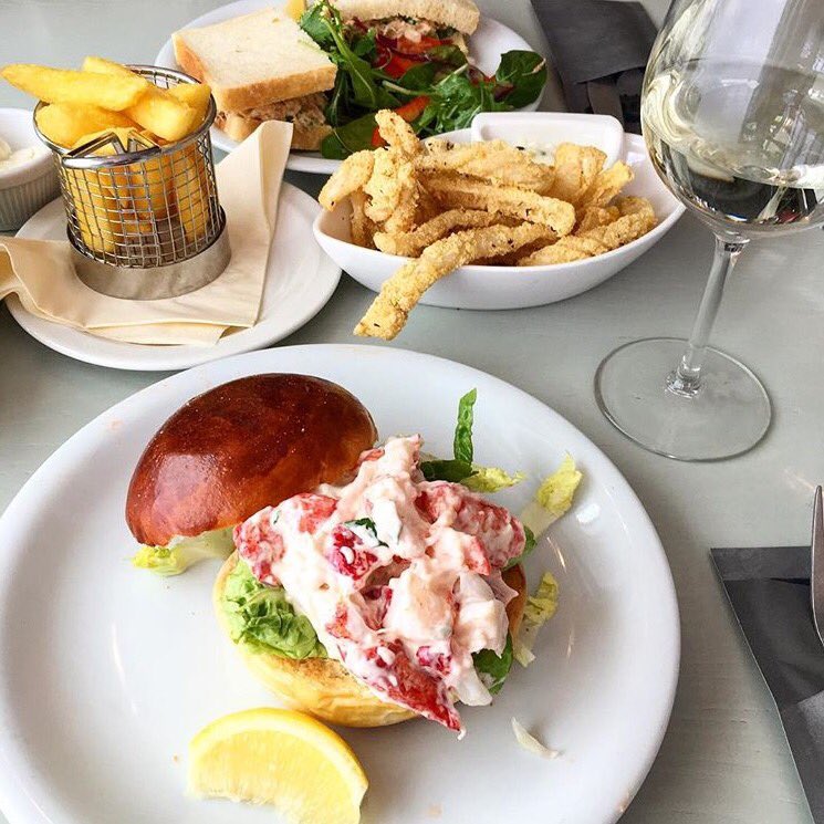 TheNoisyLobster's tweet photo. #Lobster ROLL on the #weekend.... 

#TuesdayThoughts #Foodies
📷: perfectpesto https://t.co/MpKPkiKSNW