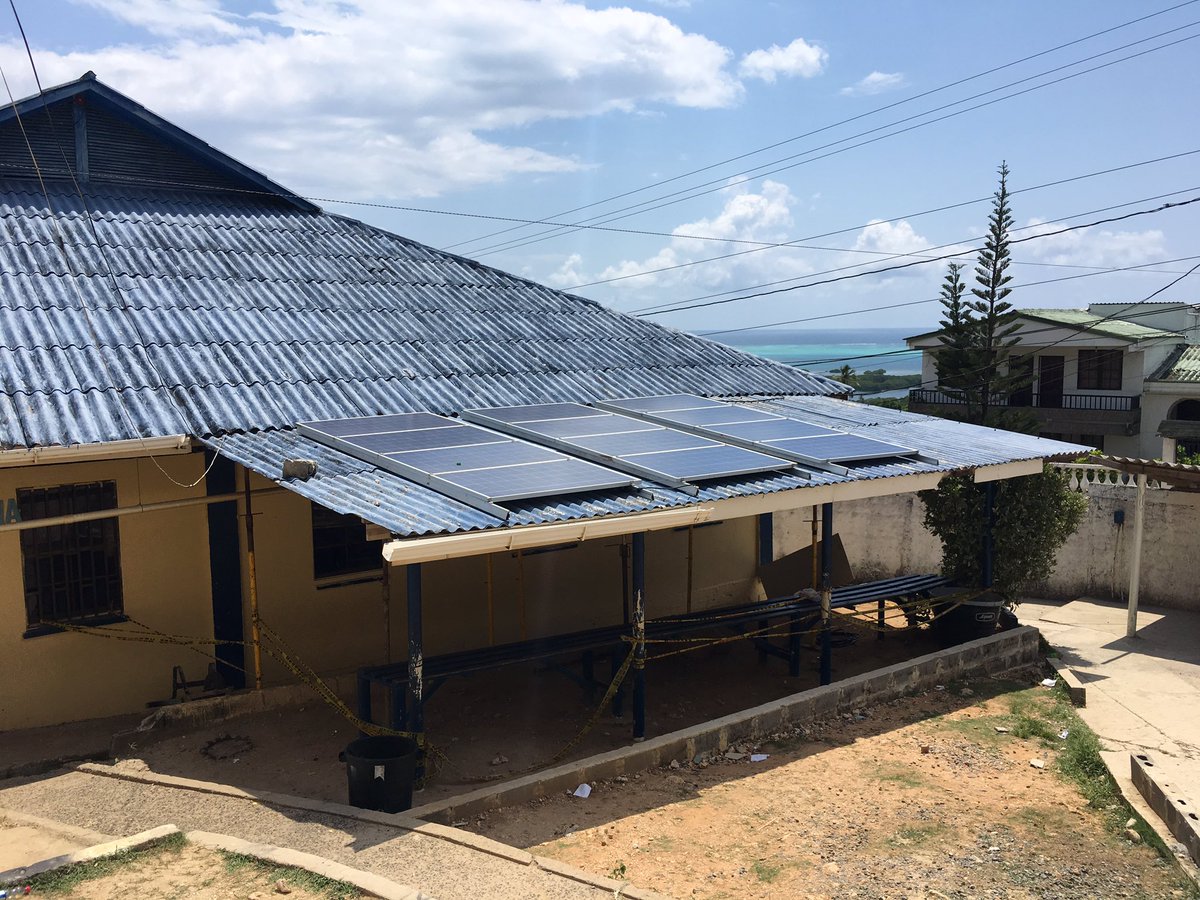 jrgg12's tweet photo. Visitando piloto renovables en San Andres con #EEDAS @GobernacionSai @MinMinas First Baptist School espera reducir fact eléctrica en 50%. https://t.co/Ccxgdxkaho
