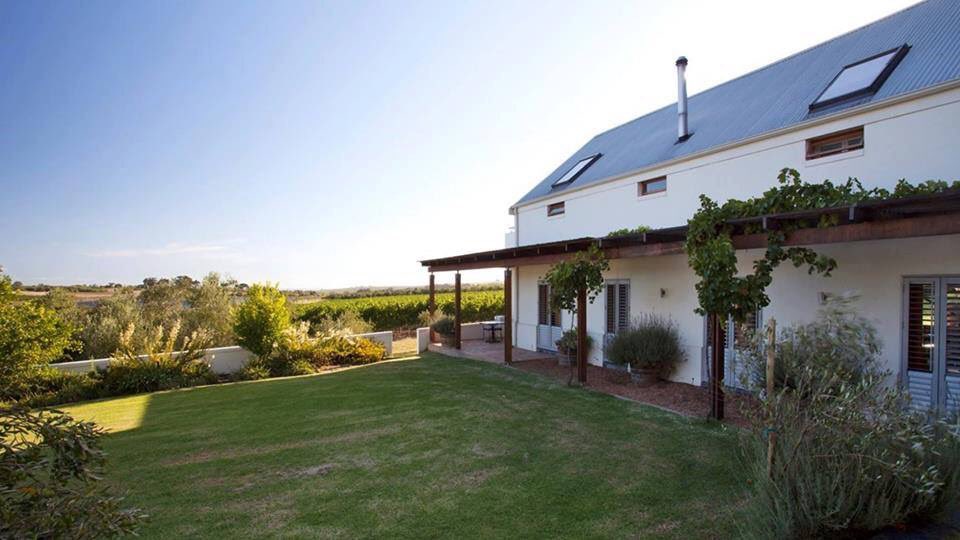 Shiraz_SA's tweet photo. @KleinWelmoed Home of Foothills Vineyards &amp; Olives on the outskirts of #Stellenbosch offers luxurious self-catering/B&amp;B &amp; awedding venue! https://t.co/CYOFaIset1
