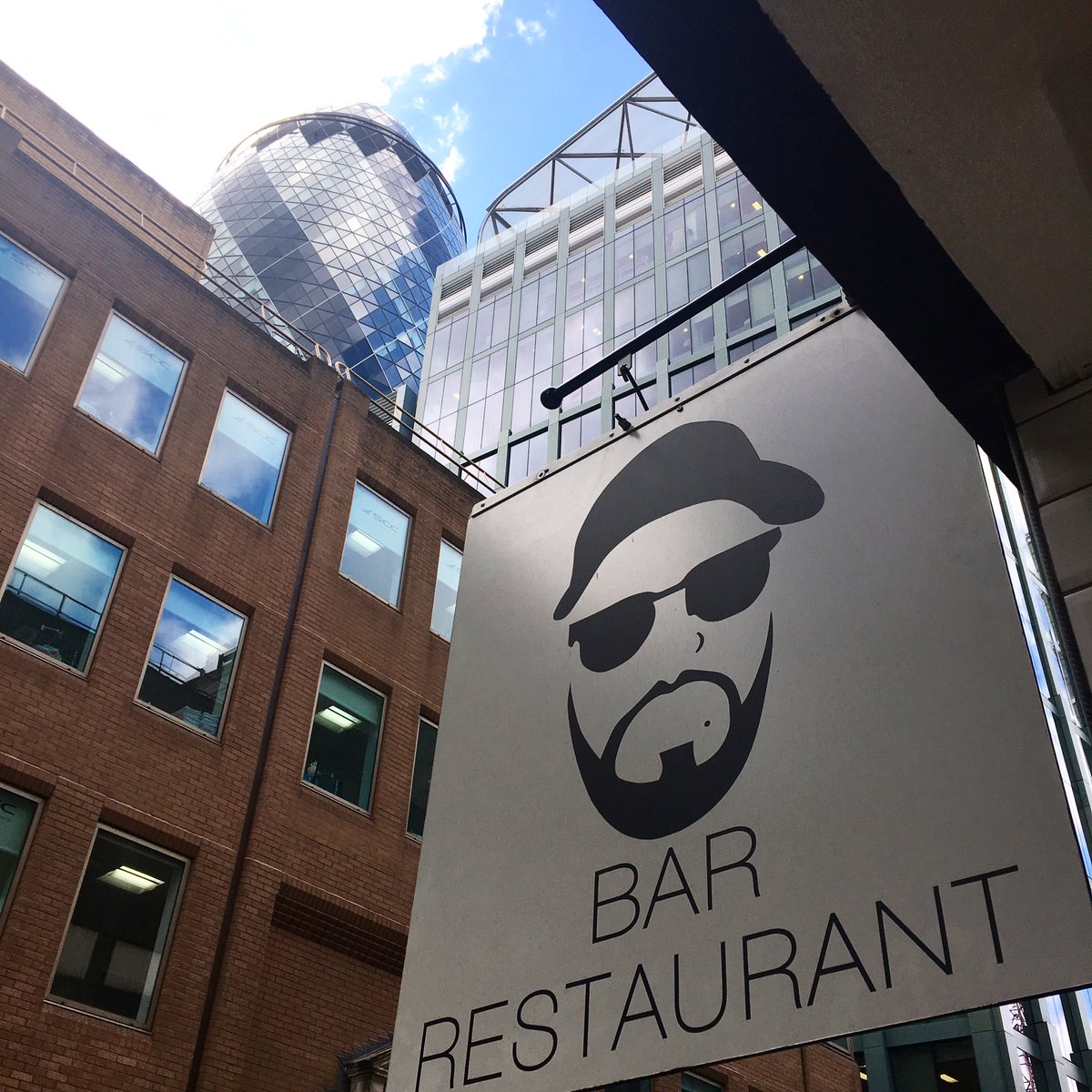 jcochranchef's tweet photo. It's Tuesday, pop in 4 some after work drinks & snacks #afterworkdrink #afterwork #city #citysnack #citydrinks #london #londonfood #gherkin https://t.co/8Qo9H58xki
