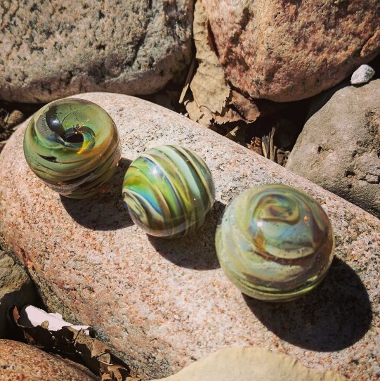 orangeglowglass's tweet photo. Marbles by JD &amp; Claudia made at @orangeglowglass #marblemakingclasses #introlesson #marblemaking #flameworkingstudio #glassstudio #boro https://t.co/NlmmHAVYcY