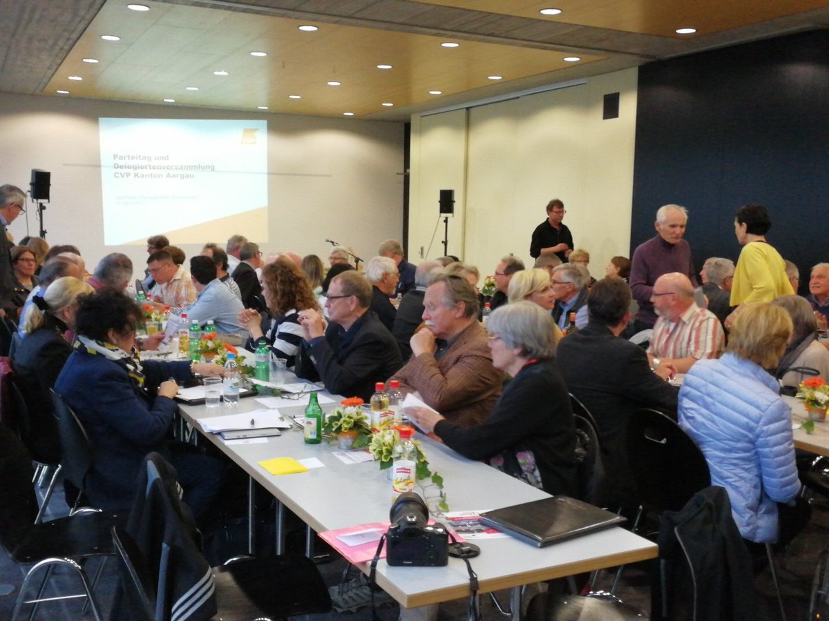 TheDudeLebovski's tweet photo. Der Parteitag der @CVPAargau ist rappel voll - es freut mich, dass wir gerade noch zusätzliche Tische organisieren dürfen. #DVCVPAG https://t.co/MBv4GJ15PN