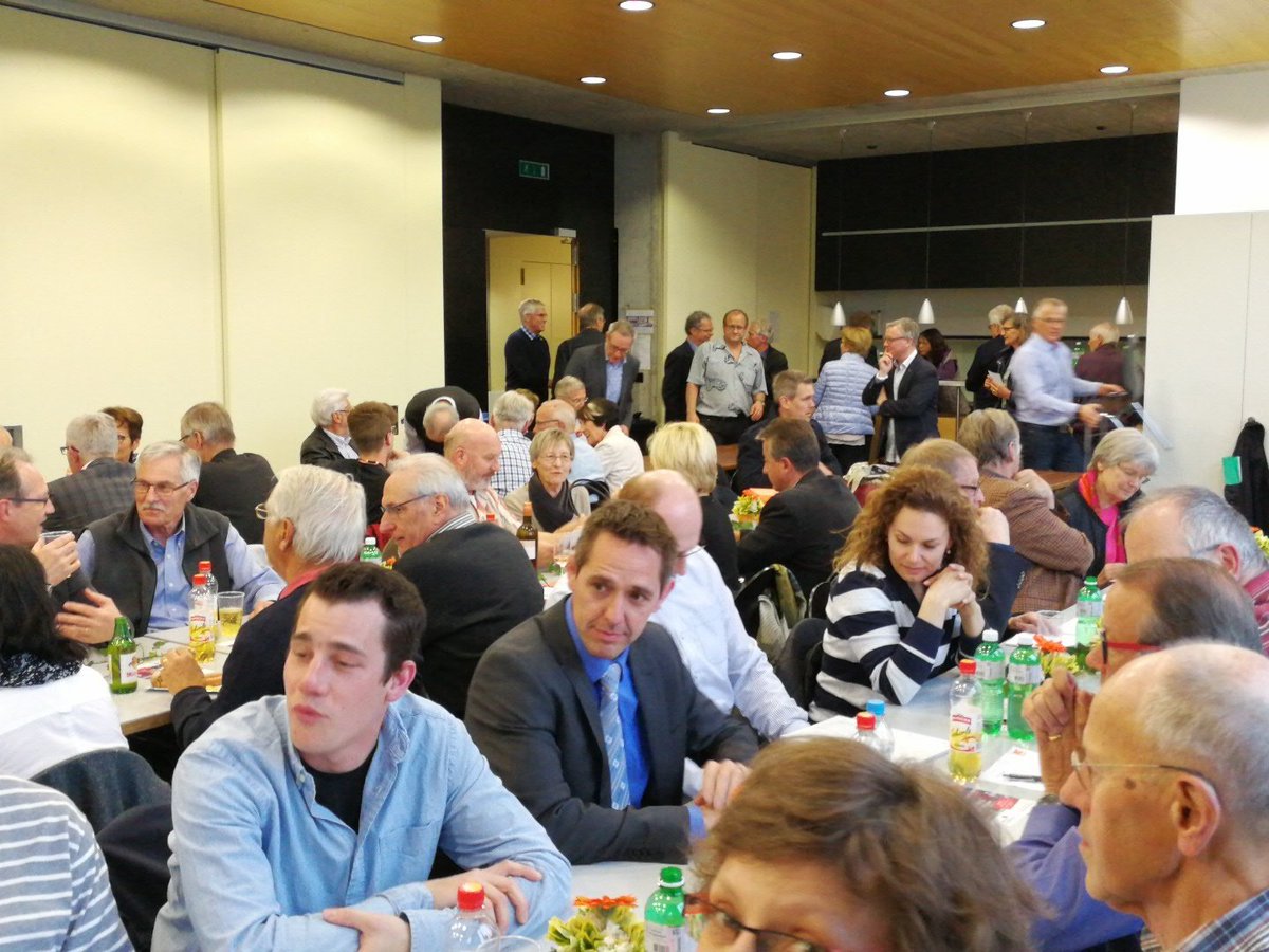 TheDudeLebovski's tweet photo. Der Parteitag der @CVPAargau ist rappel voll - es freut mich, dass wir gerade noch zusätzliche Tische organisieren dürfen. #DVCVPAG https://t.co/MBv4GJ15PN