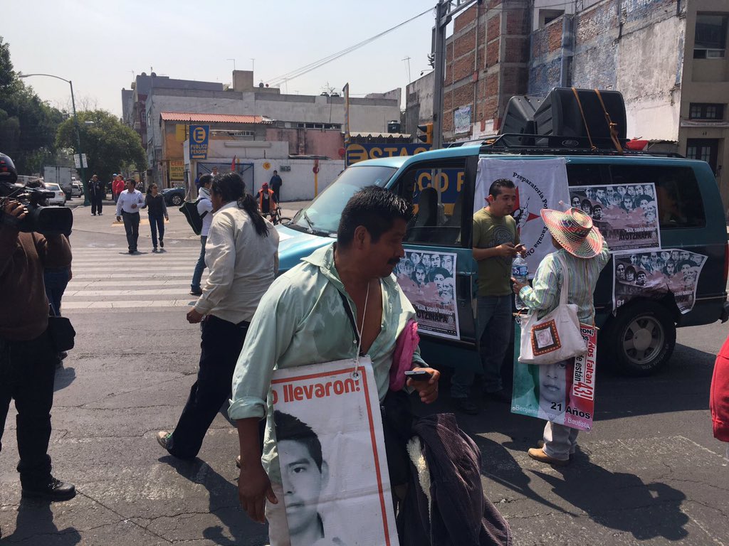 Policía reprimió y gaseó a madres y padres de Ayotzinapa que protestan pacíficamente frente a <a href="/SEGOB_mx/">Gobernación</a>. ¿Ese es el diálogo que ofrece <a href="/EPN/">Enrique Peña Nieto</a>?