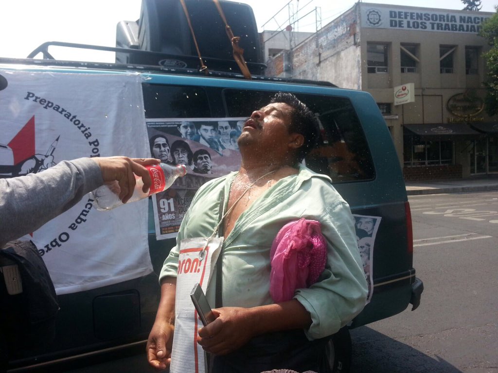 tryno's tweet photo. Policía reprimió y gaseó a madres y padres de Ayotzinapa que protestan pacíficamente frente a @SEGOB_mx. ¿Ese es el diálogo que ofrece @EPN? https://t.co/w4Vu1GjRDv