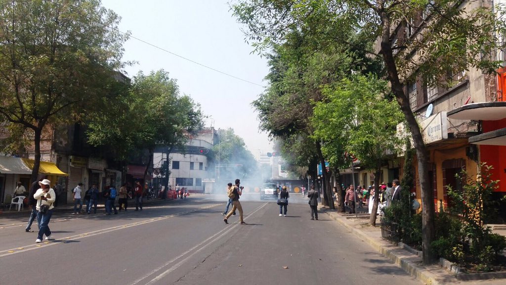 tryno's tweet photo. Policía reprimió y gaseó a madres y padres de Ayotzinapa que protestan pacíficamente frente a @SEGOB_mx. ¿Ese es el diálogo que ofrece @EPN? https://t.co/w4Vu1GjRDv