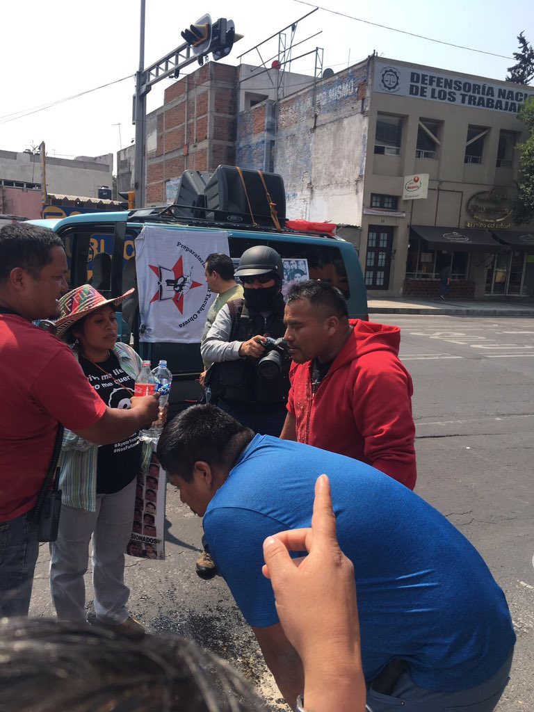 tryno's tweet photo. Policía reprimió y gaseó a madres y padres de Ayotzinapa que protestan pacíficamente frente a @SEGOB_mx. ¿Ese es el diálogo que ofrece @EPN? https://t.co/w4Vu1GjRDv
