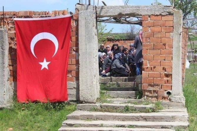 Şehit J.Uzm.Çvş Turgut Kurtçu'nun baba evi ve babası.
Bazı fotoğraflara yorum yapamazsın. Sadece bakarsın🇹🇷