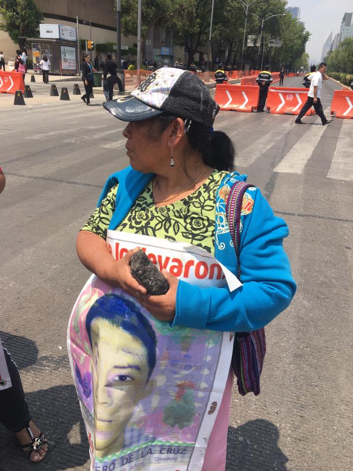 [Alerta] Madres y Padres de #Ayotzinapa realizan bloqueo en Av Reforma después del ataque de gases en <a href="/SEGOB_mx/">Gobernación</a> Fotos <a href="/argeliaguerrero/">Argelia Guerrero 🦄</a>