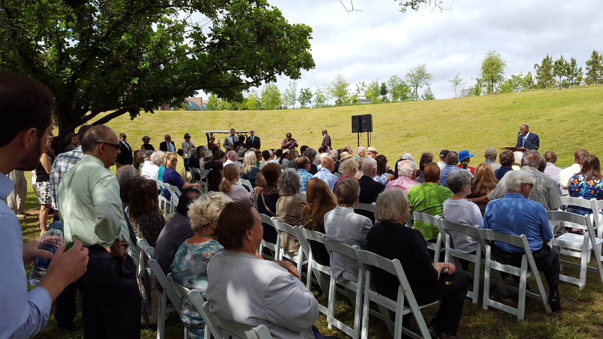 MikeKnox1Hou's tweet photo. #TerryHershey Memorial Tree Planting in #EleanorTinsleyPark https://t.co/35VtE44OtF