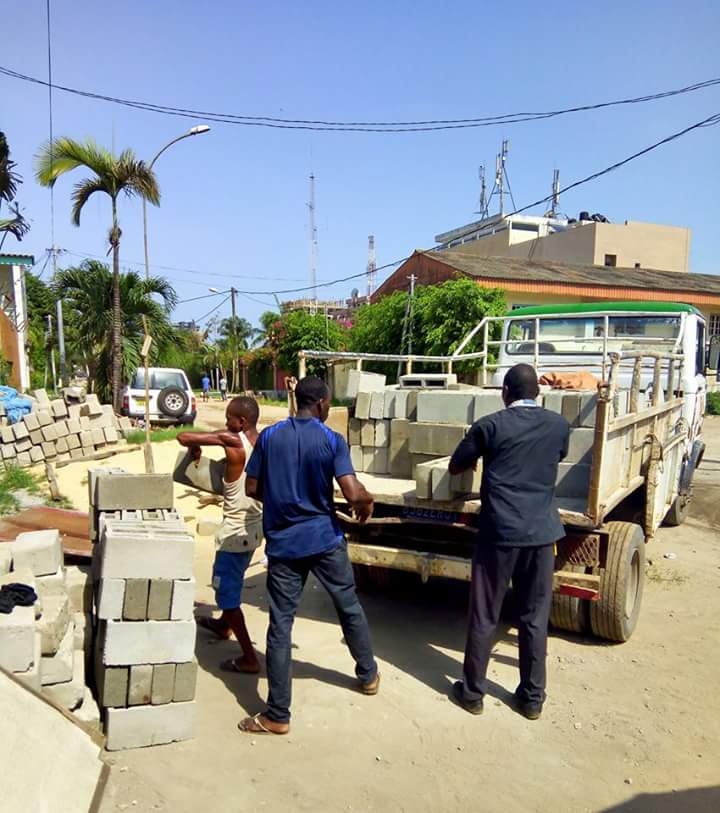 bemab_coul's tweet photo. Pour prévenir la saison pluvieuse , nous avons décidé de construire un abri pour les #BOUNDY . BESOIN DE TÔLES CHEVRON PEINTURE https://t.co/jk00Ru56wN
